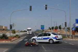 Minib&uuml;s motosiklete &ccedil;arptı