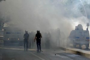 Polisten İstiklal Marşı i&ccedil;in teşekk&uuml;r