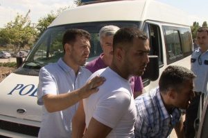 Polisten ka&ccedil;an şahıslar emniyeti alarma ge&ccedil;irdi