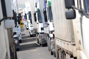 İran sınırında kilometrelerce TIR kuyruğu