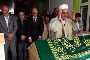 &Ouml;len foto muhabiri toprağa verildi