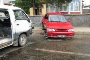 Minib&uuml;s ile otomobil &ccedil;arpıştı: 10 yaralı
