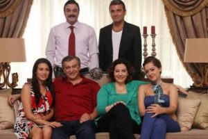 Zengin Kız Fakir Oğlan ekibi eyleme katılınca setten atıldı