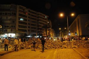 İzmir'de 5 g&uuml;nd&uuml;r s&uuml;ren g&ouml;sterilerin bilan&ccedil;osu