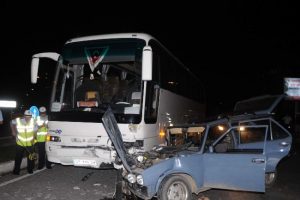 Servis otob&uuml;s&uuml; otomobille &ccedil;arpıştı