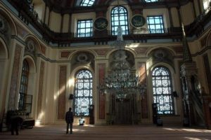 Yaralı g&ouml;stericilerin sığındığı cami yeniden ibadete a&ccedil;ıldı