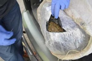 Ş&uuml;pheli ara&ccedil;tan 103 kilo esrar &ccedil;ıktı