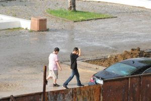 G&uuml;neşli havada sağanak yağmur şaşırttı
