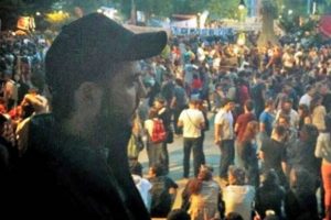 Gezi Parkı'nda erzak dağıtıyor