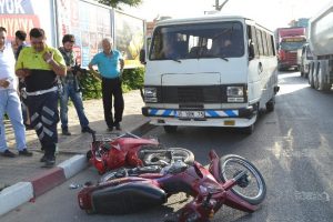 İş&ccedil;i servisi kırmızı ışıkta motosikletlere &ccedil;arptı