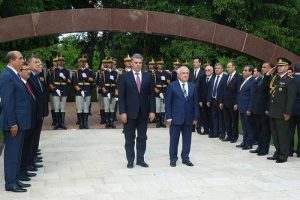 &Ccedil;i&ccedil;ek'ten işadamlarına "birlik" &ccedil;ağrısı