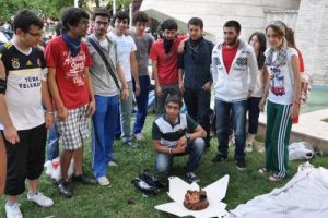 Eylem meydanında s&uuml;rpriz doğum g&uuml;n&uuml;