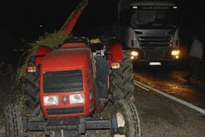 Tarım iş&ccedil;ilerinin trakt&ouml;r&uuml;ne TIR &ccedil;arptı