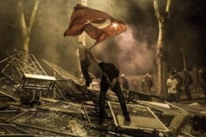Protestocular ve yatırımcı g&ouml;z g&ouml;ze geldi