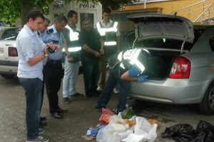 Sahte para bozdurmak i&ccedil;in otomobil kiraladılar
