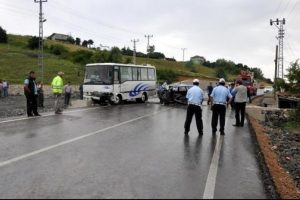 Tekstil iş&ccedil;ilerini taşıyan minib&uuml;s kaza yaptı