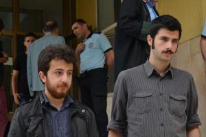 Başbakan'ın fotoğrafına dart atan 2 &ouml;ğrenci hakim karşısında
