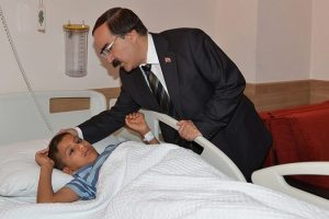Adana'da eylemciler 12 yaşındaki &ccedil;ocuğu k&ouml;pr&uuml;den itti