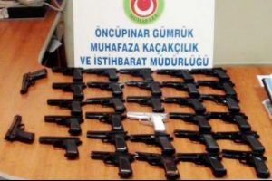 Suriye'ye giden otomobilde 31 tabanca ele ge&ccedil;irildi