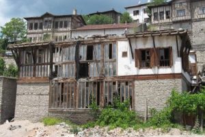 Yanan tarihi konağın yıkımına tepki g&ouml;sterdiler
