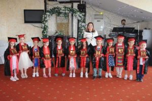 &Ouml;ğrencilerinden T&uuml;rk bayraklı mezuniyet