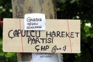 Duvar yazıları ve afişlerde Gezi Parkı g&uuml;ndemi