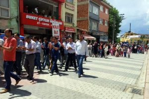 Okulları değiştirilmek istenen &ouml;ğrencilerin velileri y&uuml;r&uuml;d&uuml;