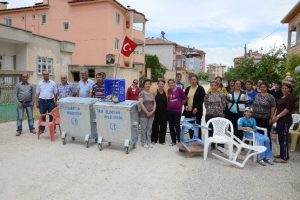 Mahalle sakinleri tozlu yoldan şikayet&ccedil;i