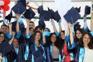 &Uuml;niversitede mezuniyet coşkusu