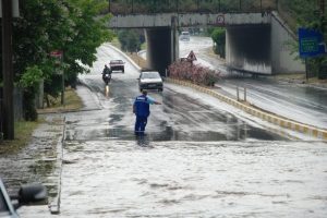 Yaz yağmuru su baskınlarına neden oldu