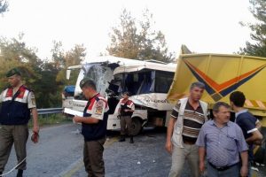 Bursa'da yolcu otob&uuml;s&uuml; ile kamyon &ccedil;arpıştı