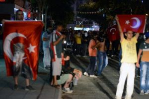 Emniyet m&uuml;d&uuml;r&uuml; ile g&ouml;sterici arasında ilgin&ccedil; diyalog