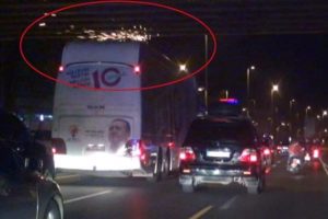 Erdoğan'ı taşıyan otob&uuml;s &uuml;st ge&ccedil;ide s&uuml;rtt&uuml;