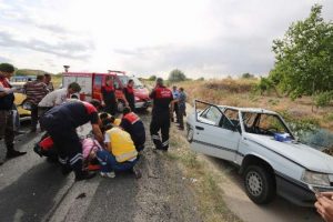 2 otomobilin &ccedil;arpışması sonucu 4 kişi yaralandı