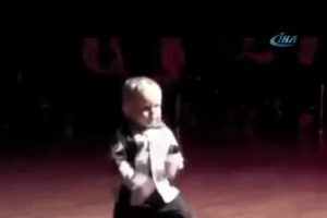 Bu da minik Elvis !