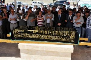 Polisten ka&ccedil;arken kazada &ouml;len gen&ccedil; toprağa verildi