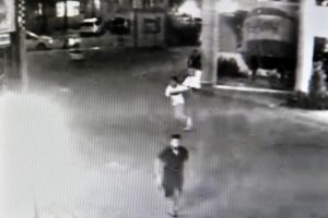 G&ouml;stericilere karşı sopalı sivillerle m&uuml;dahale