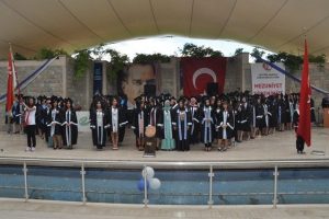 &Ouml;ğrencilerin mezuniyet coşkusu