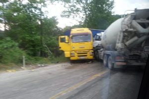 TIR ile beton mikseri &ccedil;arpıştı