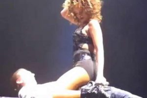 Rihanna sahnede kucak dansı yaptı