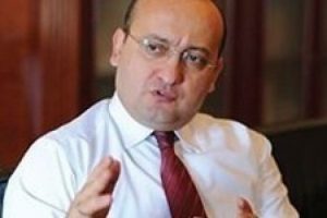 "Zır cahil bir yazar takımı var"