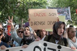 Baş&ouml;rt&uuml;l&uuml; kadınlara y&ouml;nelik taciz tepkisi