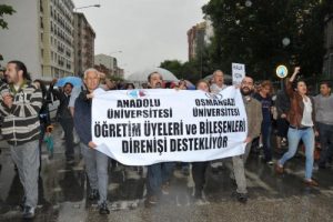 &Ouml;ğretim &uuml;yelerinden eylemcilere destek