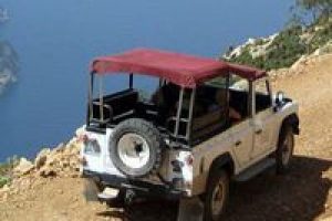 Safari cipi u&ccedil;uruma yuvarlandı