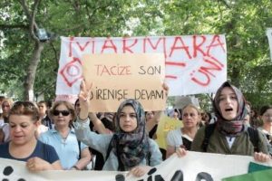 T&uuml;rbanlı kadınlara y&ouml;nelik taciz tepkisi