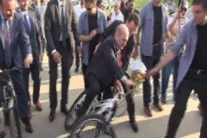 Bakan Bayraktar'ın bisikletle imtihanı