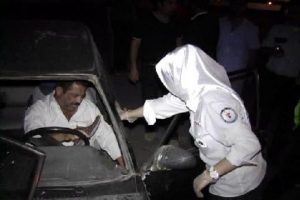 Kırmızı ışıkta duran otomobile &ccedil;arptı