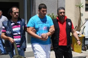 Yağma iddiasıyla yakalandılar