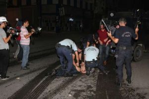 Karşıt g&ouml;r&uuml;şl&uuml; gruplar karşı karşıya geldi