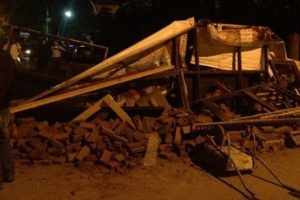 Taksiciler TOMA'lara barikat kurdu